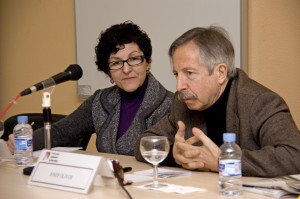 Carme Rangil, coordinadora del Postgrau de periodisme sociolaboral, i Josep Oliver, catedràtic d'Economia Aplicada de la UAB (Foto: Antonio Zamora)